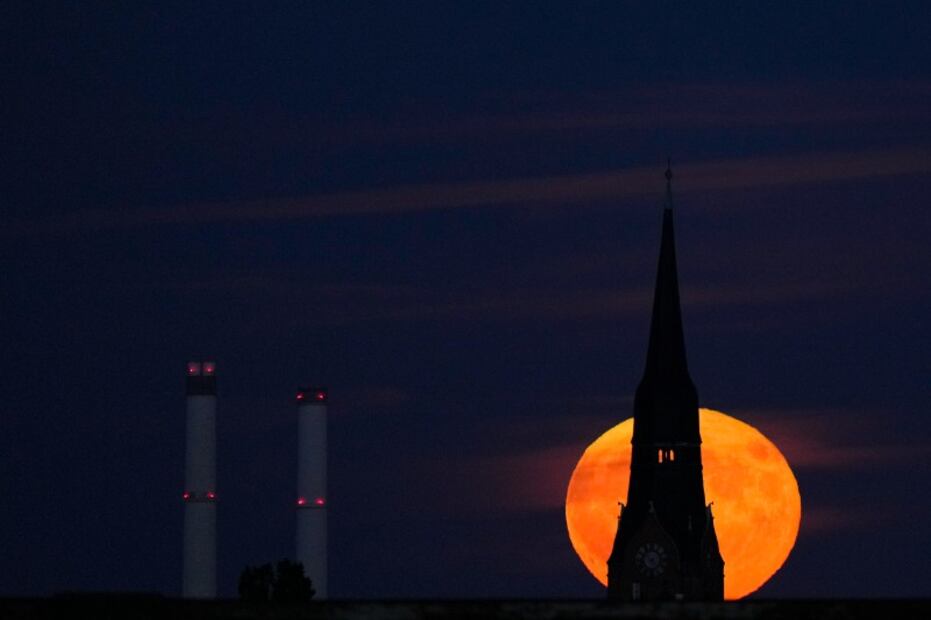 Así se vio la Superluna de fresa en el mundo