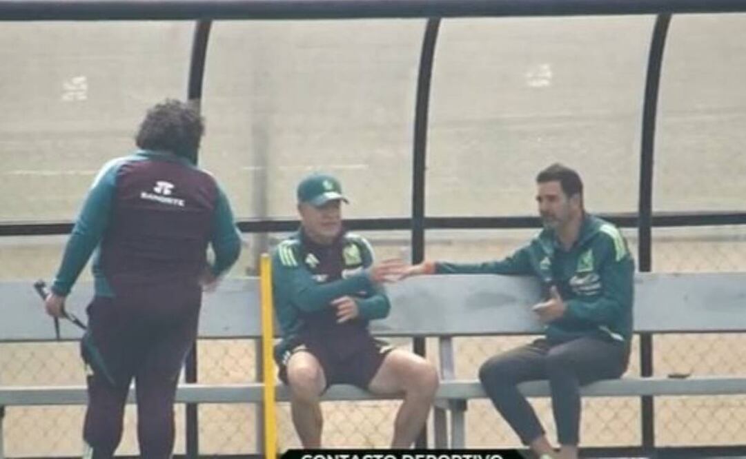 Javier Aguirre regañó a un fotógrafo del Tri que no lo saludó ni a Duilio Davino. Foto: Especial