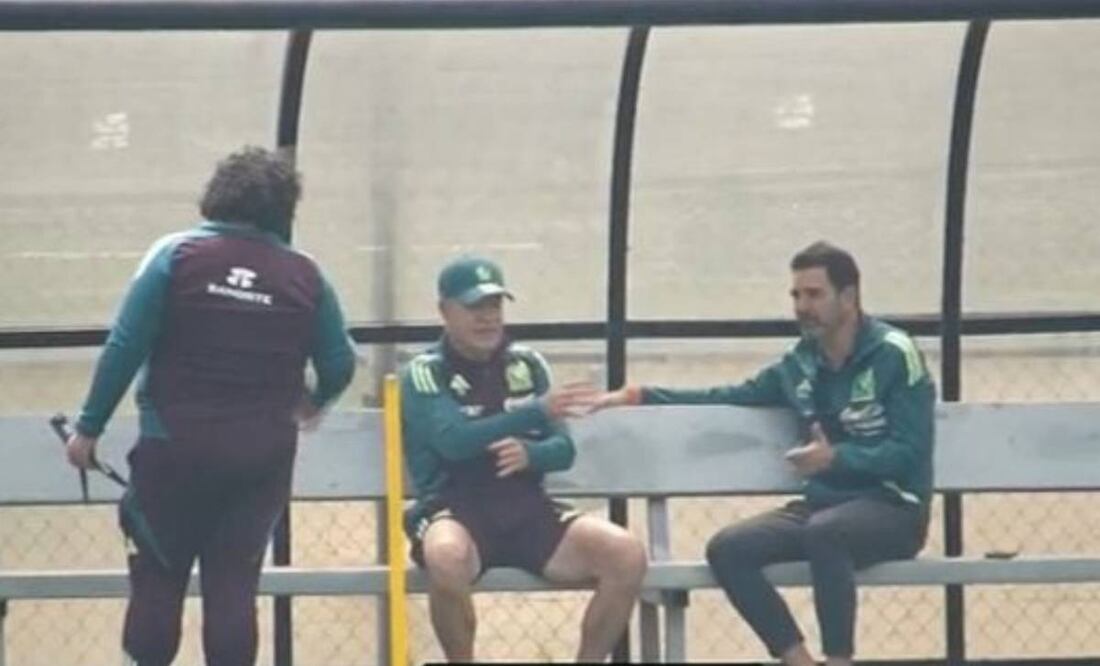 Javier Aguirre regañó a un fotógrafo del Tri que no lo saludó ni a Duilio Davino. Foto: Especial