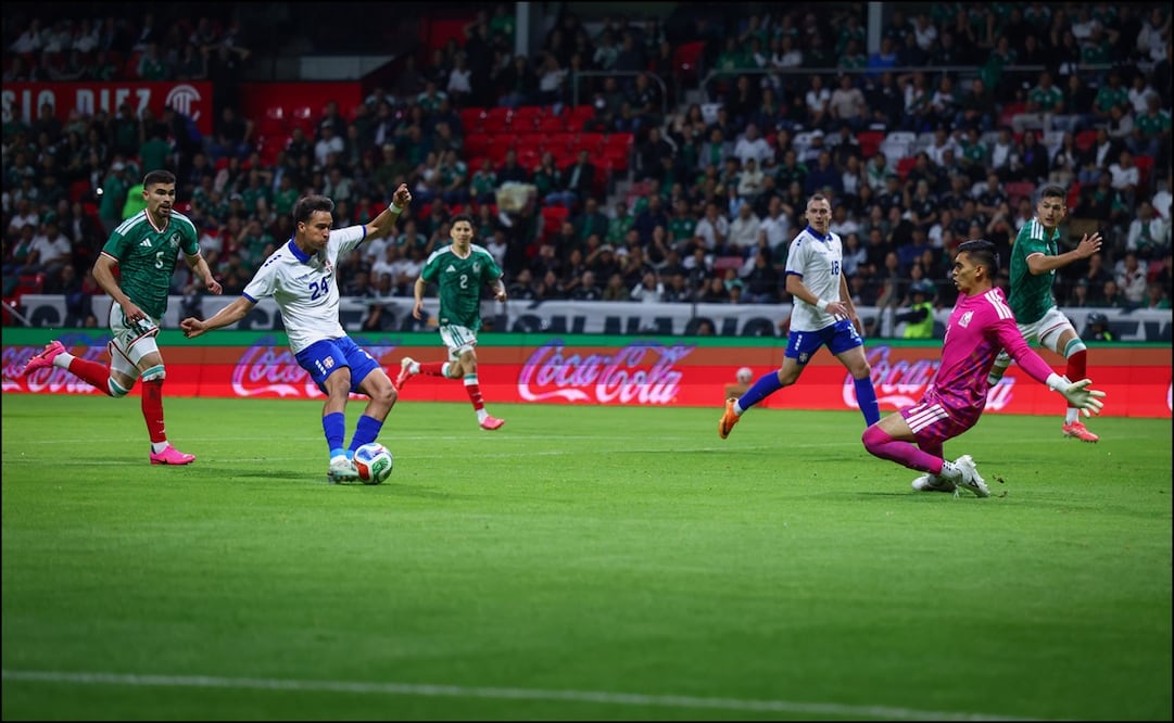 Petar Stanic vence a Raúl Rangel para anotar el gol de Serbia ante la Selección Mexicana. FOTO: Imago7