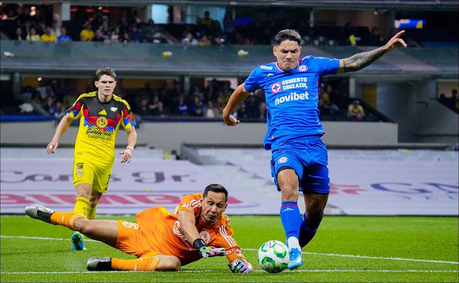 Rodolfo Cota y Gabriel Fernández, durante el partido correspondiente a la jornada 14 del torneo Clausura 2026 de la Liga MX. FOTO: Imago7