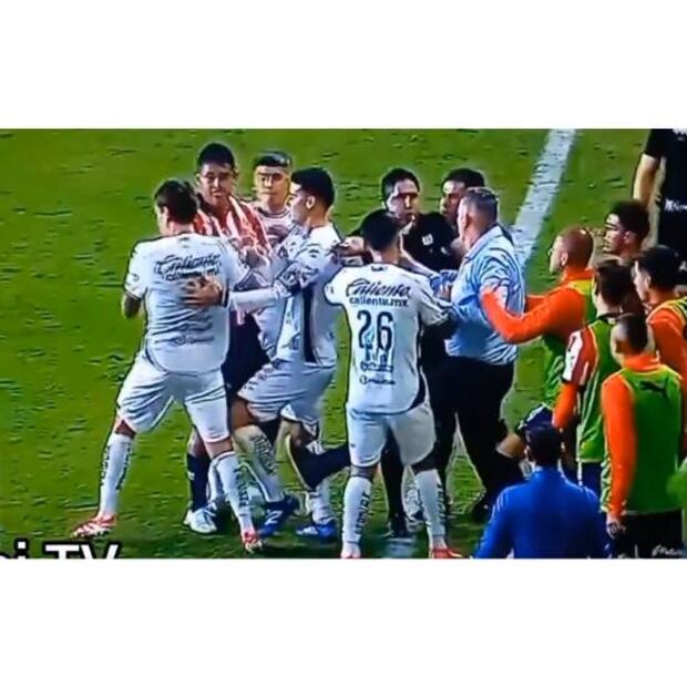 Óscar García Junyent le dio una patada por la espalda a James Rodríguez en el partido entre León y Chivas. Foto: Especial