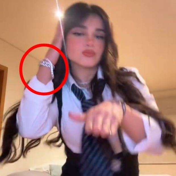 Así aparece Alana Flores bailando en un video publicado en TikTok, donde porta el mismo reloj y pulsera que aparece en la foto de Cáceres. FOTO: Captura
