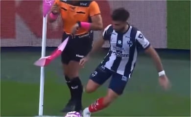 VIDEO: Diego Rossi patea a un árbitro en pleno partido del Monterrey