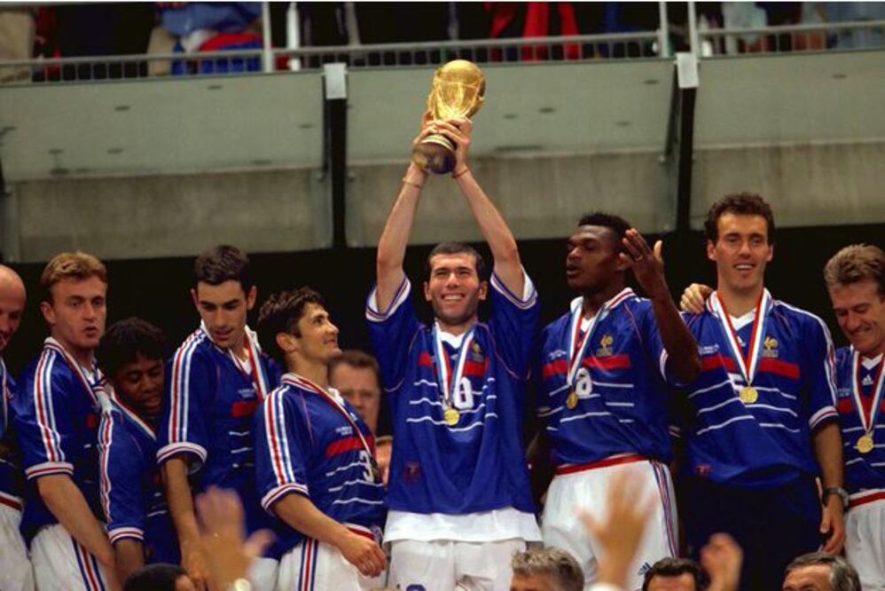 La anfitriona Francia levantando la Copa del Mundo de 1998, tras imponerse ante Brasil - Foto: @FIFAWorldCup en X