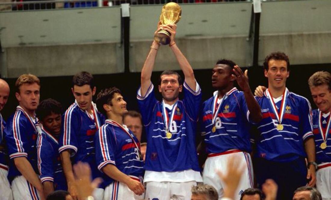 La anfitriona Francia levantando la Copa del Mundo de 1998, tras imponerse ante Brasil - Foto: @FIFAWorldCup en X