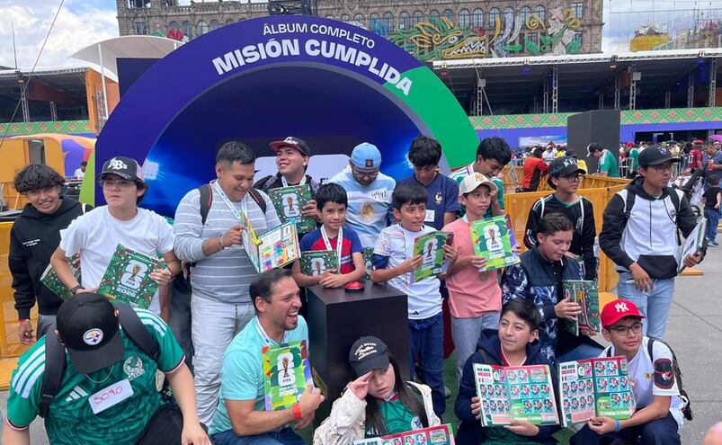Álbum del Mundial 2026 provoca gran reunión de aficionados en el Fan Fest del Zócalo