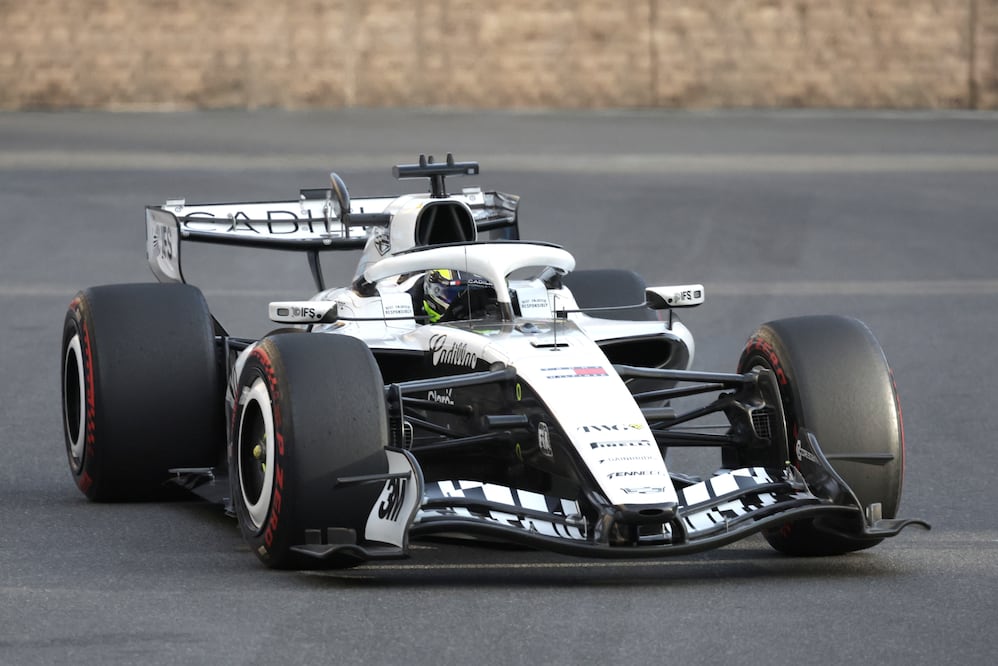 BAKU (Azerbaijan), 24/09/2026.- Cadillac driver Sergio Perez of Mexico steers his car during a practice session for the Formula One Azerbaijan Grand Prix in Baku, Azerbaijan, 24 September 2026. The 2026 Formula 1 Azerbaijan Grand Prix is held at the Baku City Circuit on 26 September. (Fórmula Uno, Azerbaiyán) EFE/EPA/ALI HAIDER