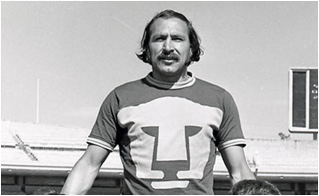 Héctor 'Capi' Sanabria con la playera de Pumas en el Olímpico Universitario / FOTO: Especial