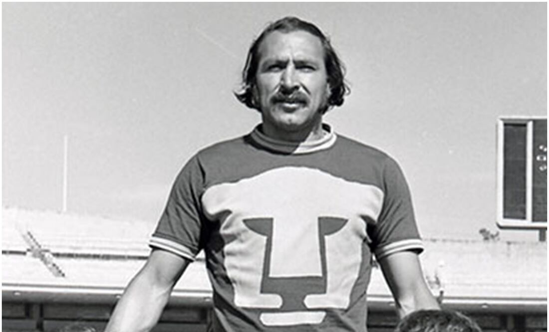 Héctor 'Capi' Sanabria con la playera de Pumas en el Olímpico Universitario / FOTO: Especial