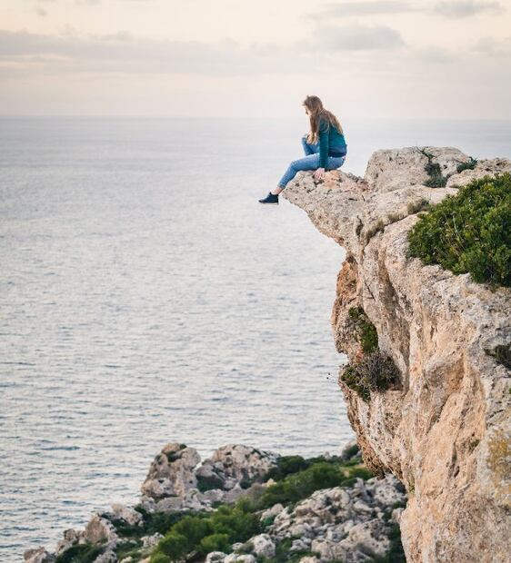 Mujer muere al caer de un acantilado por tomarse una selfie en España 