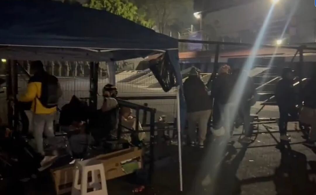 Aficionados de América acampan en el estadio Azteca para conseguir boletos para la final