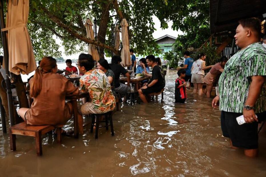 Tras lluvias torrenciales en Bangkok restaurante inundado es la sensación