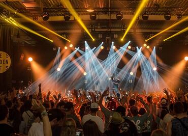 10 cantantes que tienen las giras internacionales más exitosas