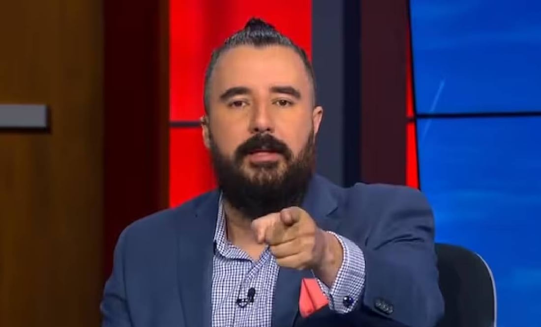 Álvaro Morales, pese a su castigo en ESPN, usó sus redes sociales para burlarse de Chivas por la salida de Fernando Gago. Foto: Especial