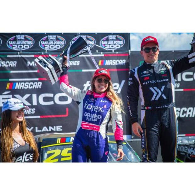 La piloto mexicana Regina Sirvent hizo historia en Nascar Series México el año pasado al lograr su primer podio. Foto: @reginasirvent