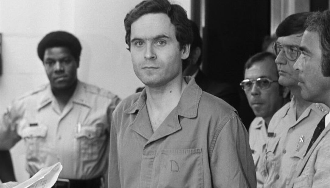 Ted Bundy, la historia de un asesino serial elegante y seductor