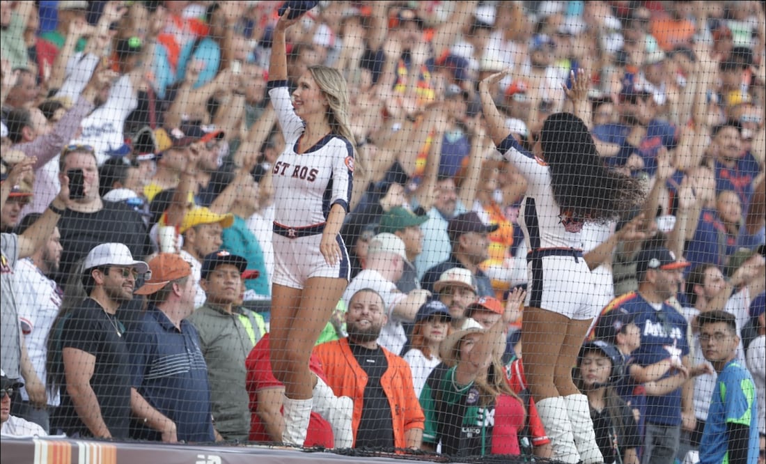 Porristas de los Astros ponen el ambiente en el Alfredo Harp Helú. FOTO: Carlos Mejía
