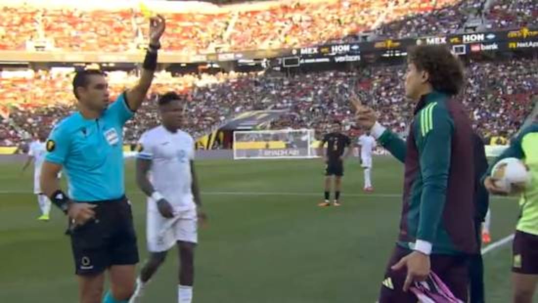 Guillermo Ochoa fue amonestado luego del pleito que protagonizó con un jugador hondureño. Foto: Especial