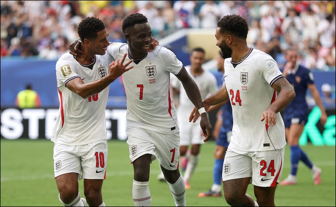 Bukayo Saka (#7) de Inglaterra celebra su hat trick con sus compañeros en el duelo por el tercer lugar del Mundial 2026 ante Francia. FOTO: AFP