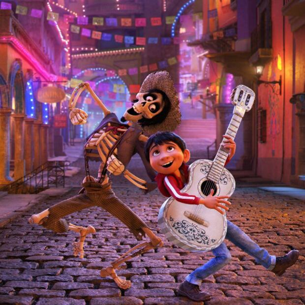 Artesanos mexicanos encargados de hacer la guitarra de "Coco" 