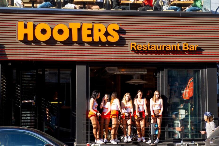 5 reglas que deben seguir las “chicas Hooters” para no perder su empleo