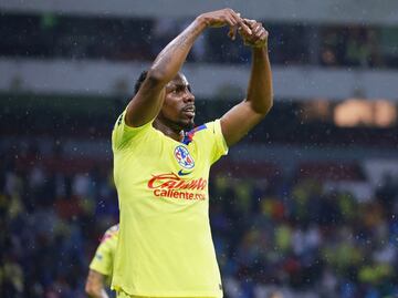 Julián Quiñones presume su pasaporte mexicano en redes sociales