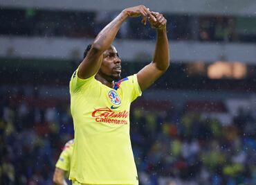 Julián Quiñones presume su pasaporte mexicano en redes sociales