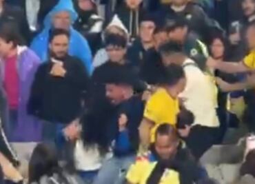 Afición de Pumas y de América protagonizan pelea dentro del Estadio Universitario