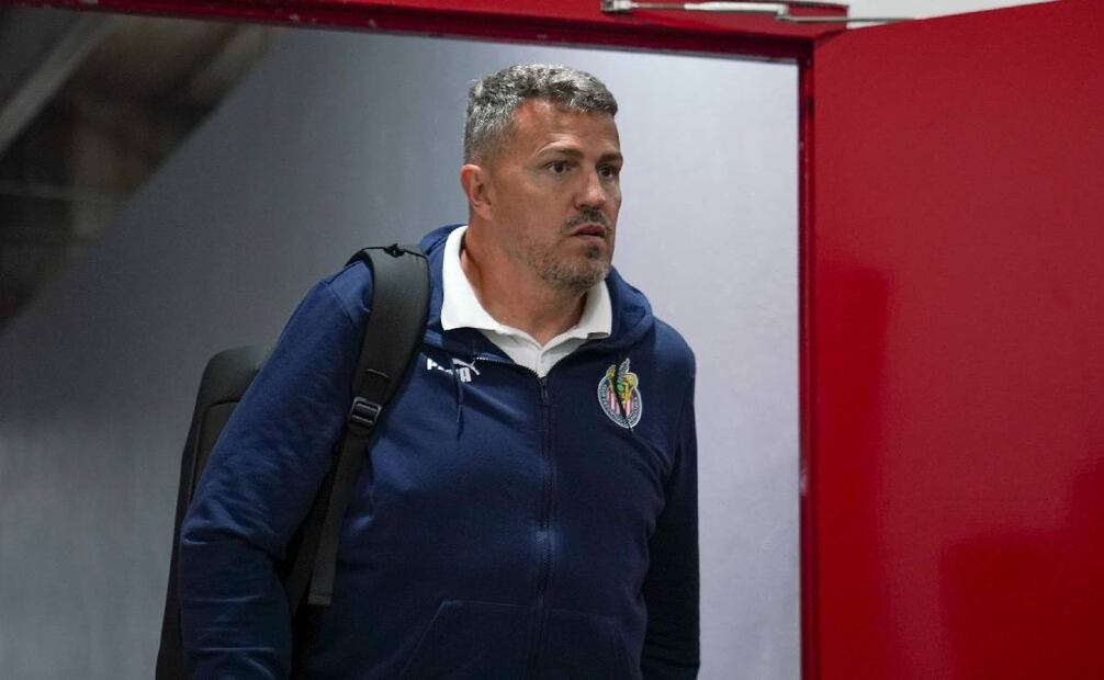 Óscar García no ha tenido un buen inicio de torneo con chivas y ya hasta lo expulsaron tres partidos. Foto: Imago7