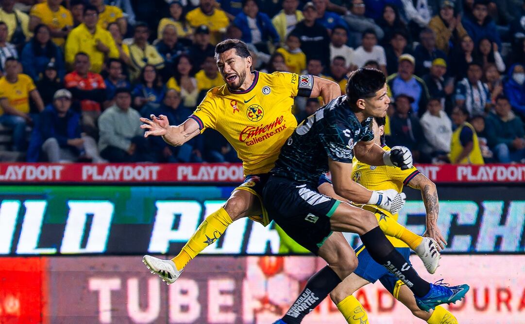 Henry Martín recibió un duro impacto por parte del portero de Pachuca, Carlos Moreno - Foto: Imago7