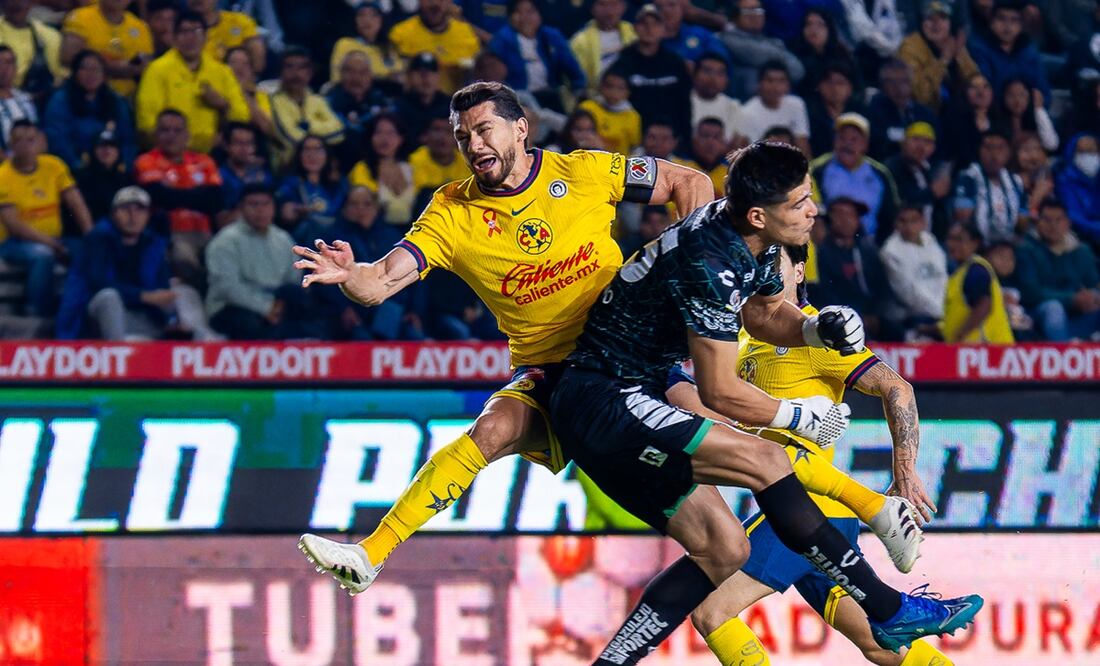 Henry Martín recibió un duro impacto por parte del portero de Pachuca, Carlos Moreno - Foto: Imago7