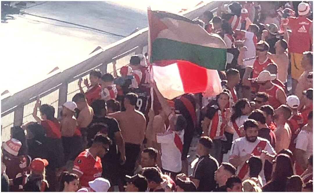 Aficionado de River Plate ondeando la bandera de Palestina - Especial