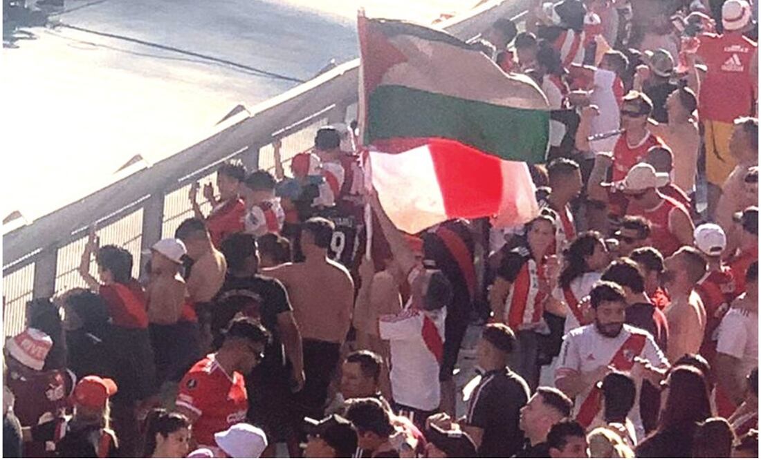 Aficionado de River Plate ondeando la bandera de Palestina - Especial