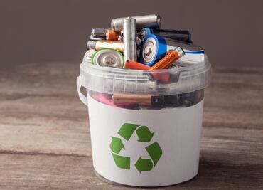 Pilas hechas con material reciclado para ayudar al medio ambiente