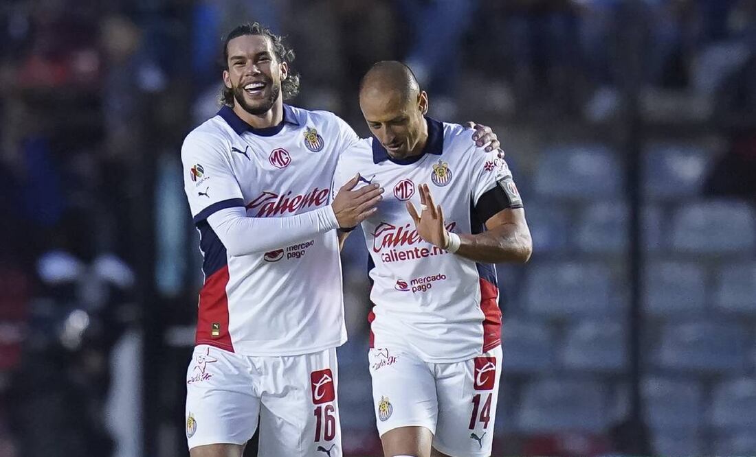 Cade Cowell festeja con Chicharito Hernández uno de los goles que ha marcado con Chivas. Foto: Imago7
