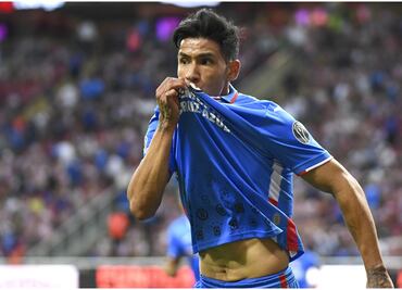 Uriel Antuna se disculpa por besar escudo de Cruz Azul frente a Chivas