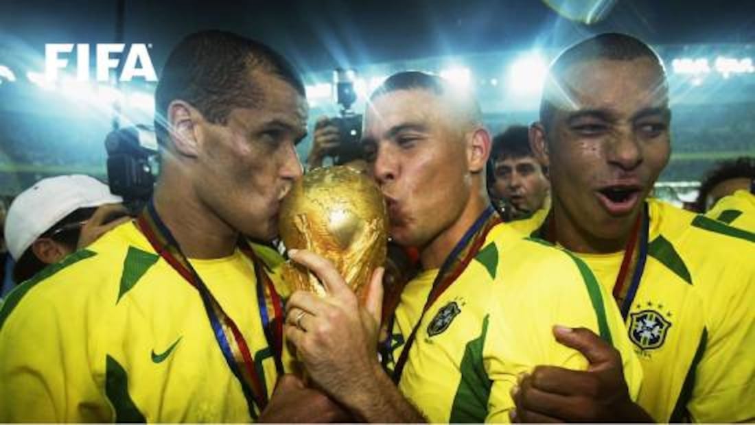 Los jugadores brasileños festejan su quinta Copa del Mundo ganada en Corea-Japón 2002. Foto: FIFA