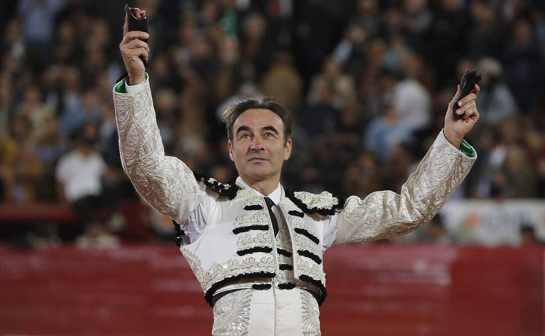 El torero español Enrique Ponce corta dos orejas a su toro 'Indiana' de 505 kg este miércoles, en la corrida del 79 Aniversario de la Plaza de Toros México, en Ciudad de México. Foto: EFE.