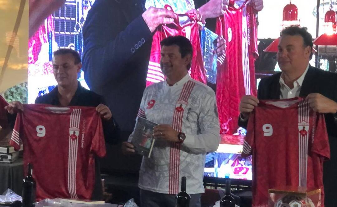 El paraguayo José Cardozo presentó una playera conmemorativa para recordar su paso en el Toluca. Foto: Especial