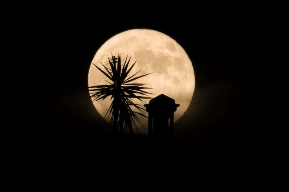 Así se vio la Superluna de fresa en el mundo