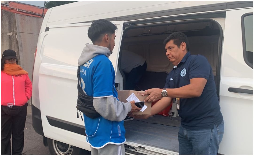 Afición de Cruz Azul donando víveres para afectados por Huracán Otis / FOTO: Interna El Universal