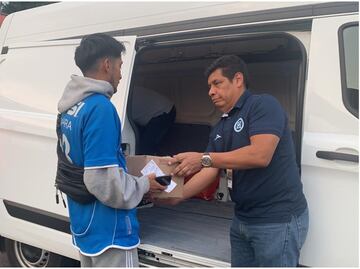 Afición de Cruz Azul lleva víveres para ayudar a damnificados por el huracán Otis