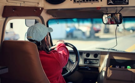 ¡Confirmado! Las mujeres conducen con más precaución que los hombres