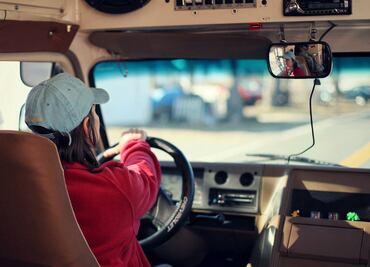 ¡Confirmado! Las mujeres conducen con más precaución que los hombres