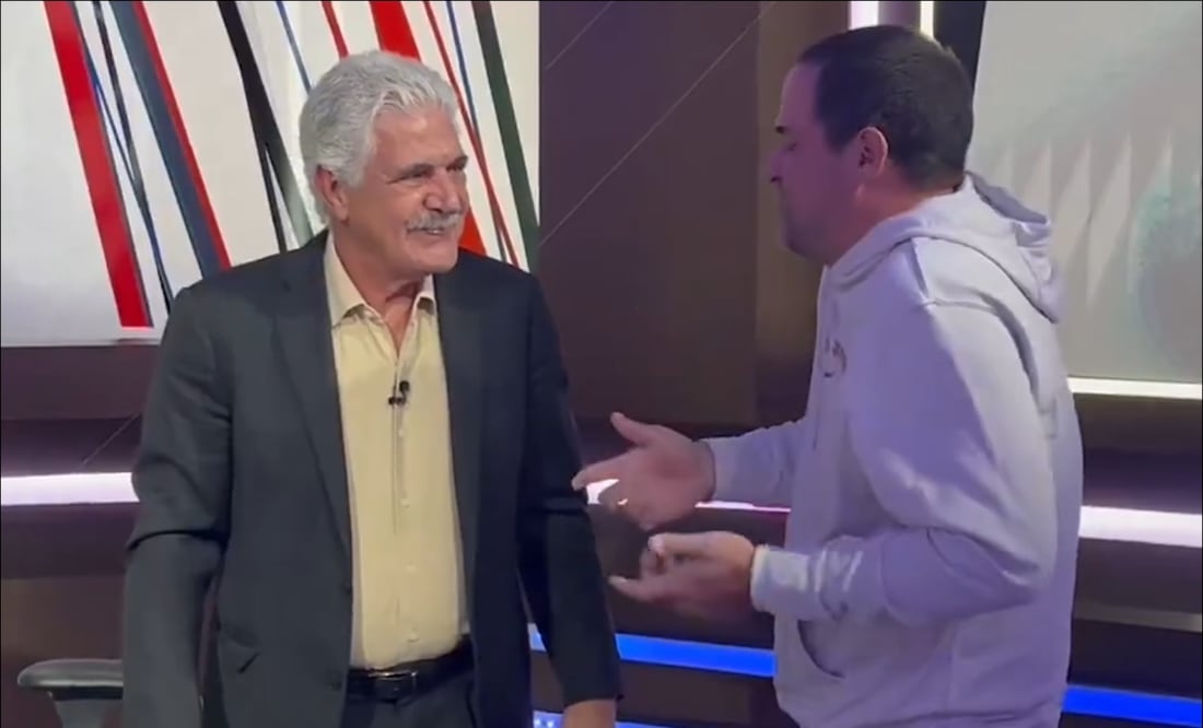 Ricardo Ferretti charla con André Jardine a su llegada al programa 'Futbol Picante'. FOTO: Captura