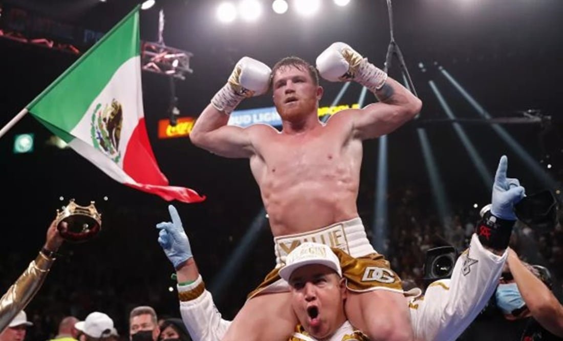 Saúl 'Canelo' Álvarez festejando una victoria en hombros de Eddy Reynoso / FOTO: AP