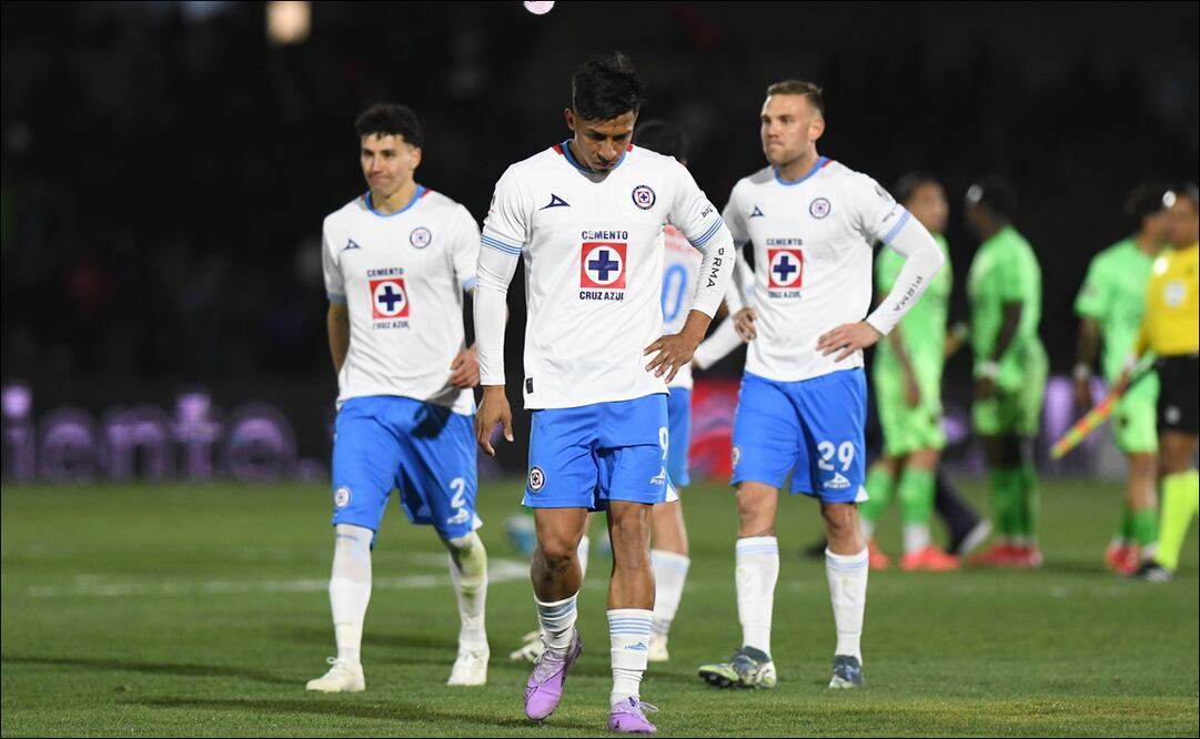 Jugadores de Cruz Azul clavan la mirada en el césped tras caer ante los Bravos. FOTO: Imago7