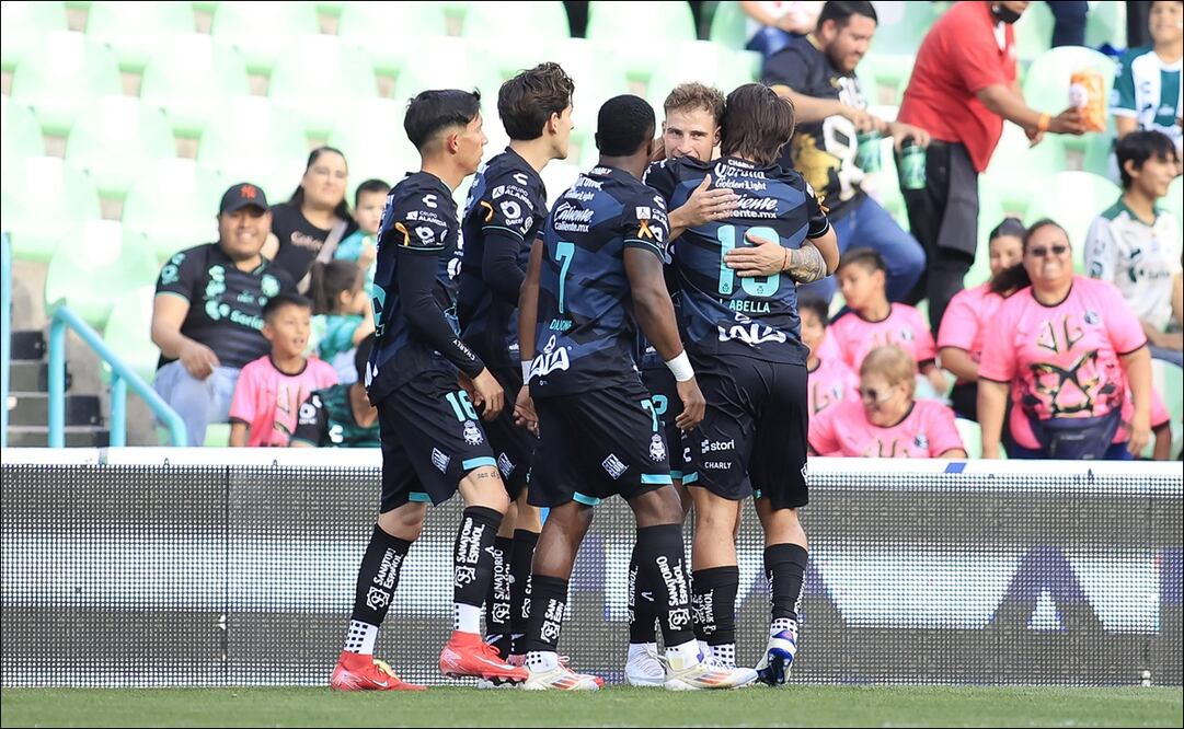 Bruno Barticciotto celebra el primero de sus dos goles en el triunfo de Santos ante el Atlas. FOTO: Imago7