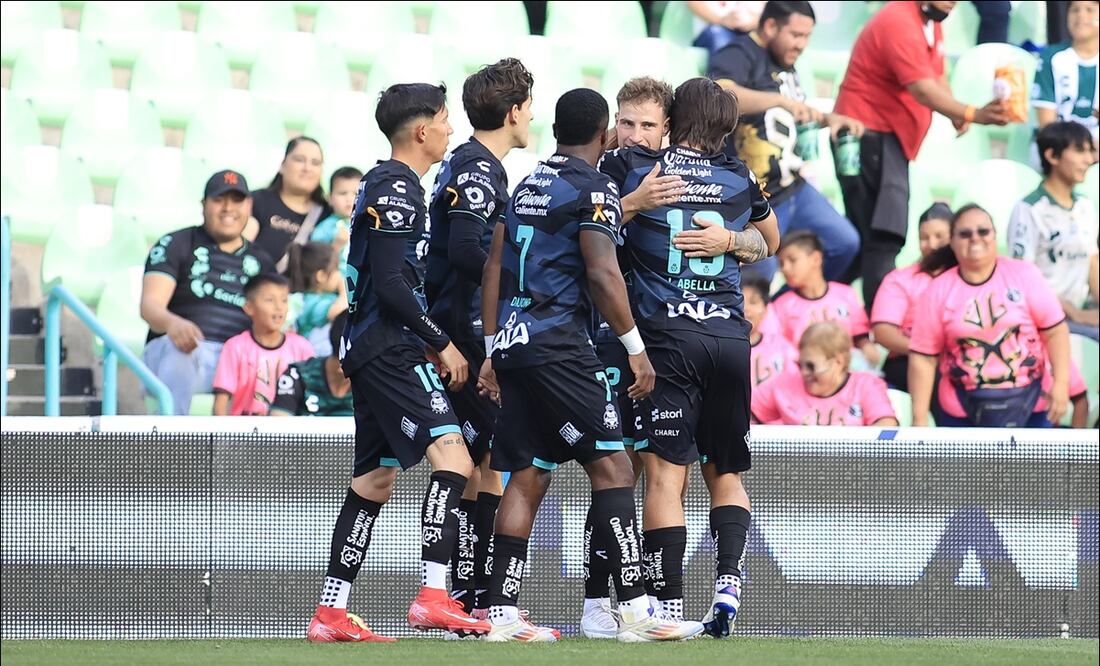 Bruno Barticciotto celebra el primero de sus dos goles en el triunfo de Santos ante el Atlas. FOTO: Imago7